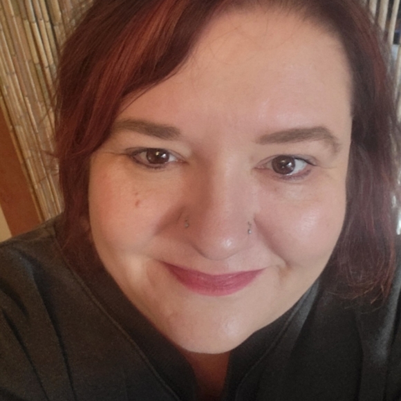 Meet your Posher, Lacey - Picture 1 of 2